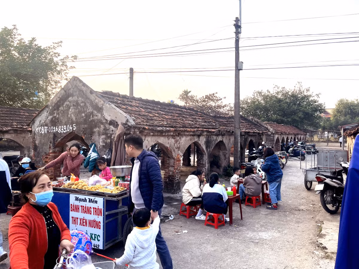 Chợ cổ gần 700 tuổi ở Nam Định, bán loạt quà quê ‘rẻ như cho’ - Hình 3 Cho co gan 700 tuoi o Nam Dinh, ban loat qua que ‘re nhu cho’-Hinh-3