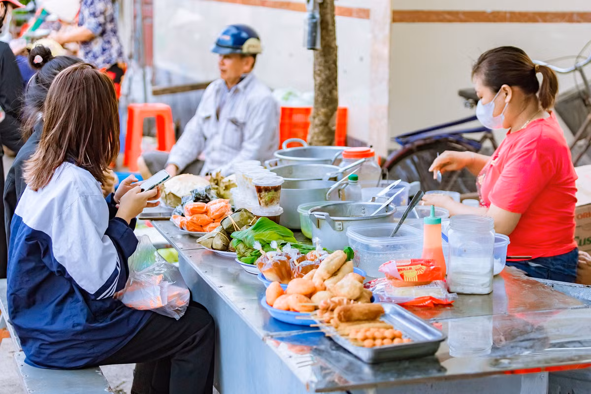 Chợ cổ gần 700 tuổi ở Nam Định, bán loạt quà quê ‘rẻ như cho’ - Hình 7 Cho co gan 700 tuoi o Nam Dinh, ban loat qua que ‘re nhu cho’-Hinh-7