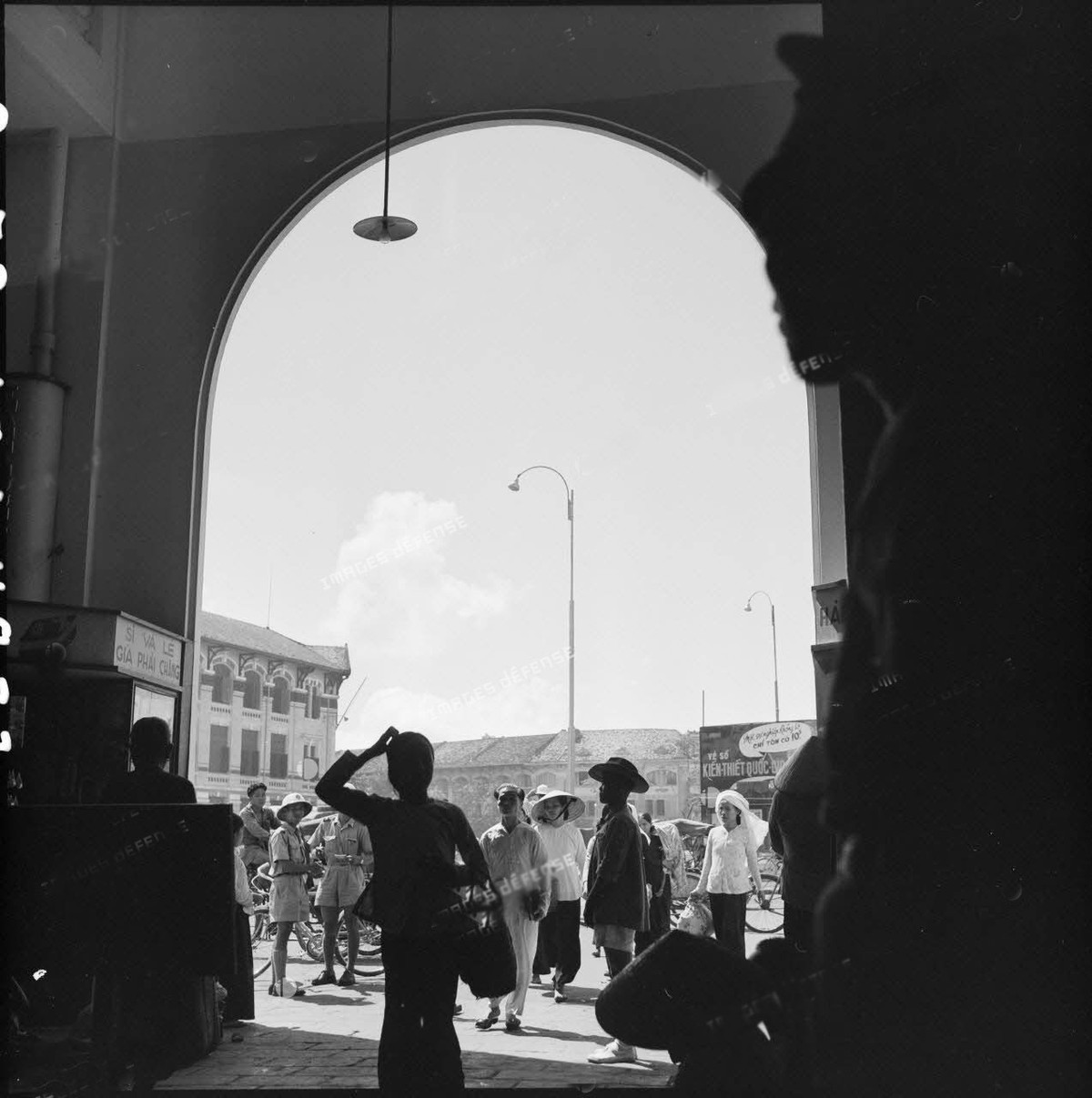 Từ cổng chợ nhìn ra ngoài đường phố.