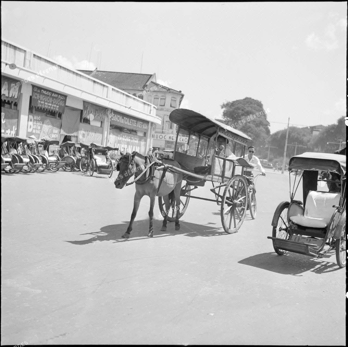 Xích lô và xe ngựa ở khu vực chợ Bến Thành.