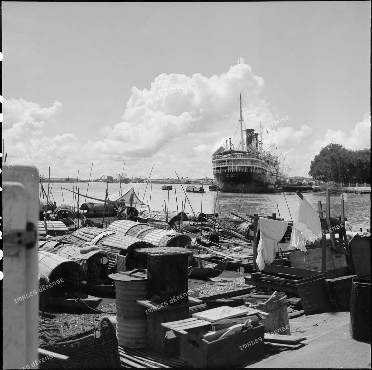 Con tàu lớn neo đậu ở bến Nhà Rồng.