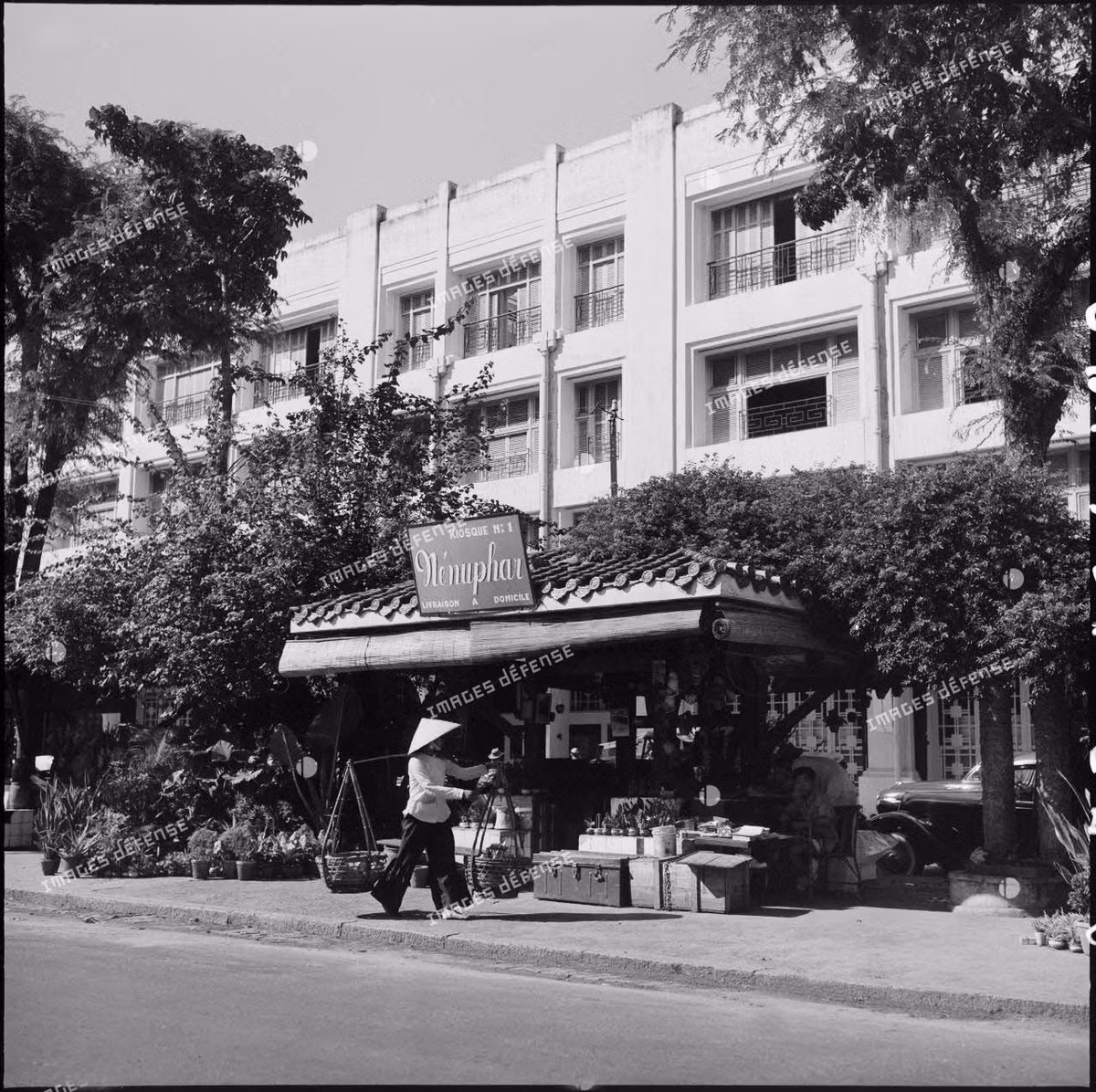 Quầy bán hoa trên đại lộ Charner, nay là đường Nguyễn Huệ.