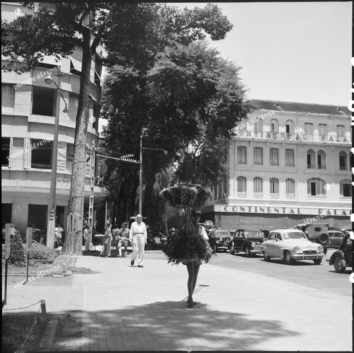 Từ Công trường Lam Sơn nhìn về khách sạn Continental Palace.