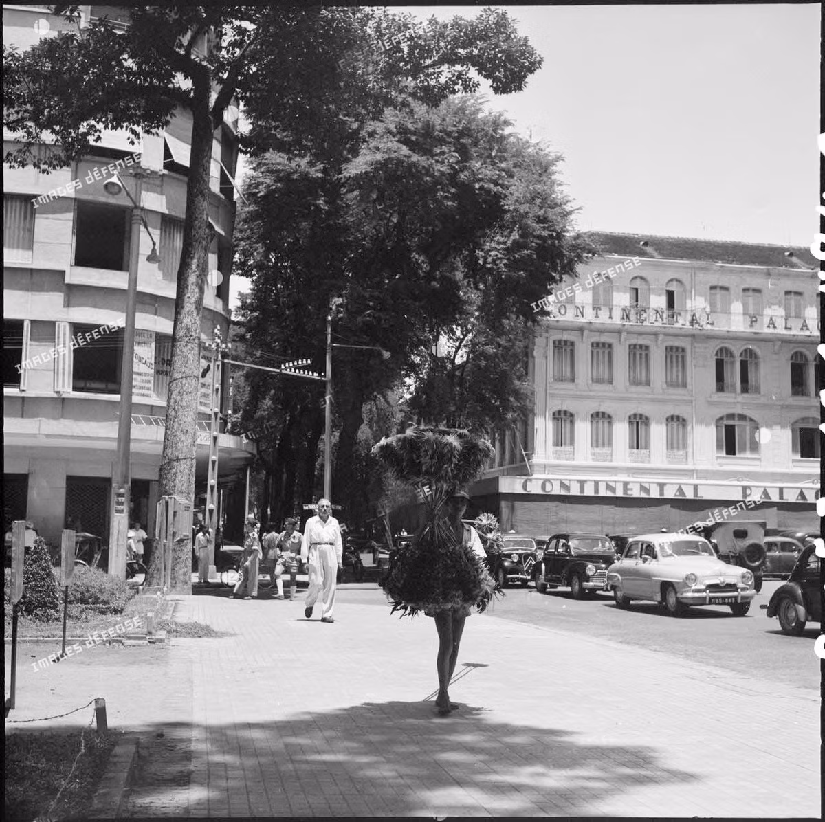 Từ Công trường Lam Sơn nhìn về khách sạn Continental Palace.