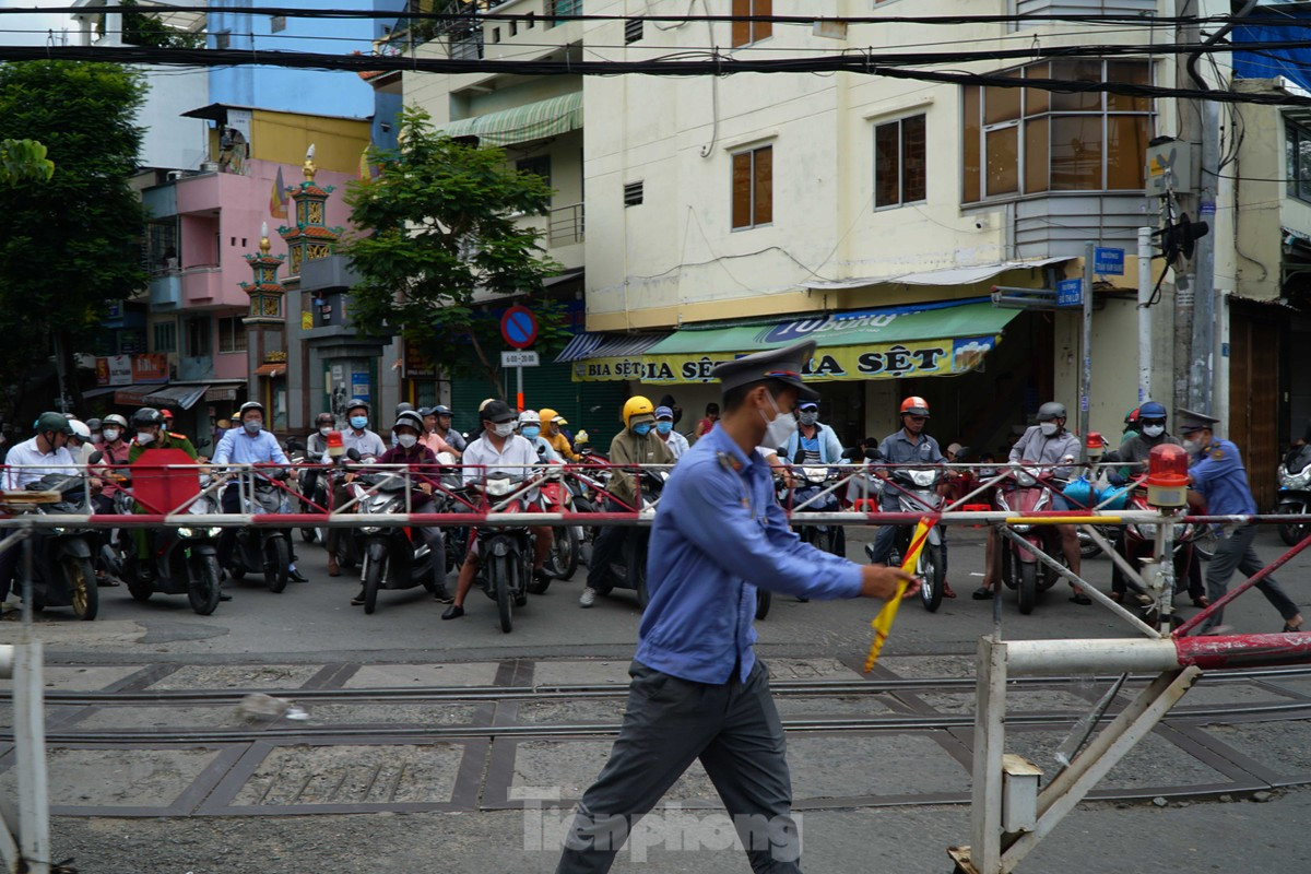 Hành vi lấn chiếm hành lang đường sắt, tự mở lối đi, cố tình vượt qua rào chắn khi có tín hiệu dừng… là nguyên nhân gây mất an toàn và tai nạn giao thông trong thời gian qua.