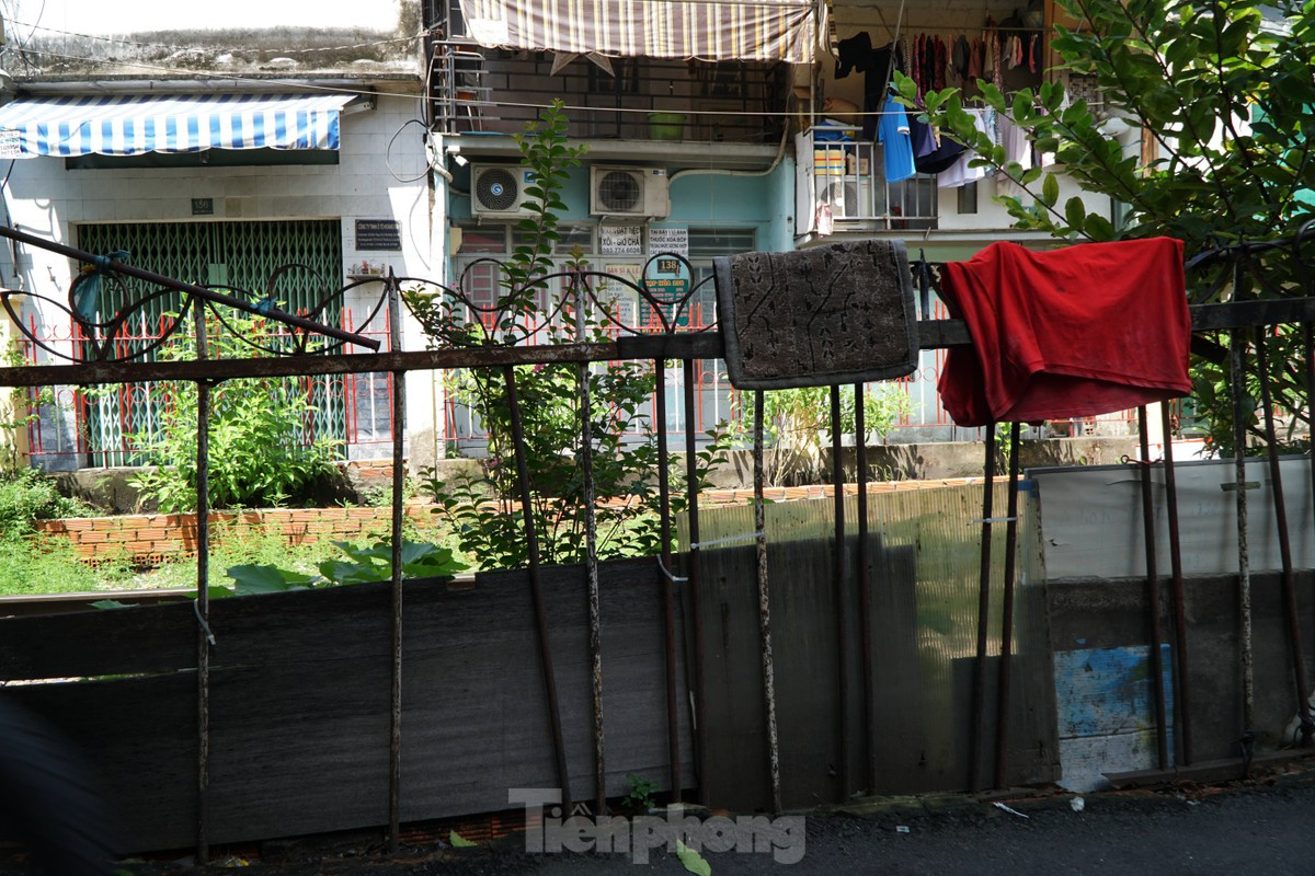 Nhiều hàng rào bị xuống cấp, thanh sắt hoen gỉ, bị bẻ cong.