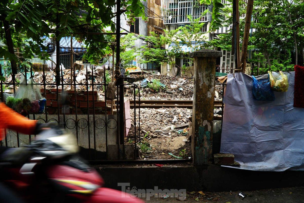 Thậm chí, người dân còn tự ý phá hàng rào để tạo lối đi tiềm ẩn nguy cơ tai nạn giao thông.