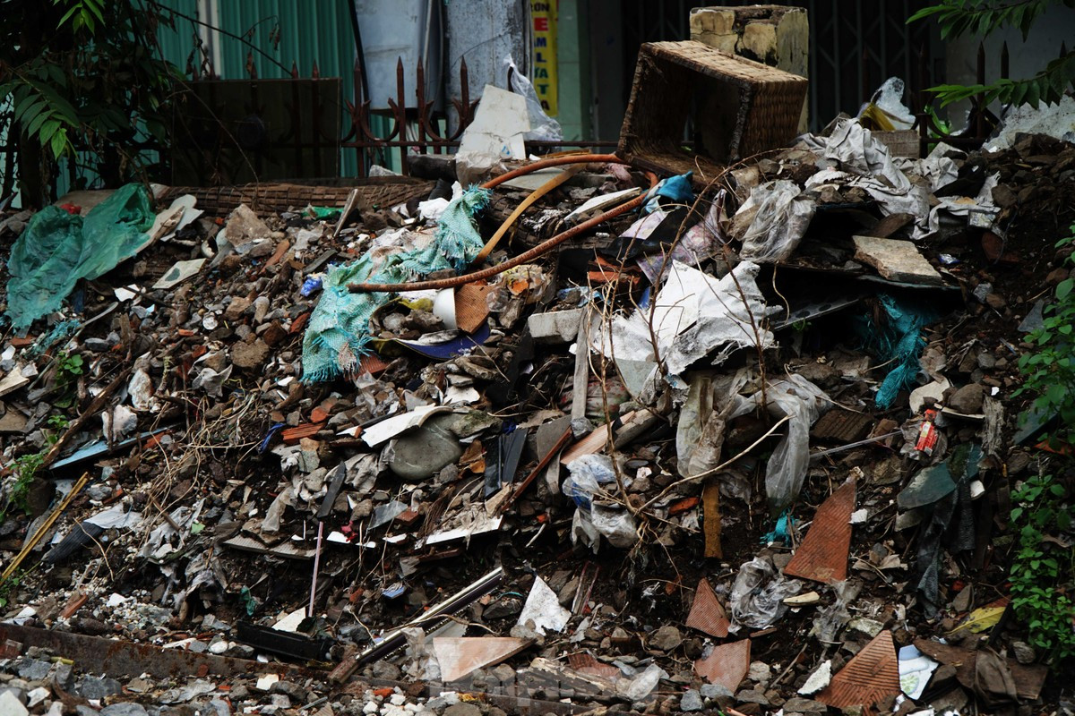 Trong khu vực đường ngang, rác thải chất thành đống gây mất mỹ quan.