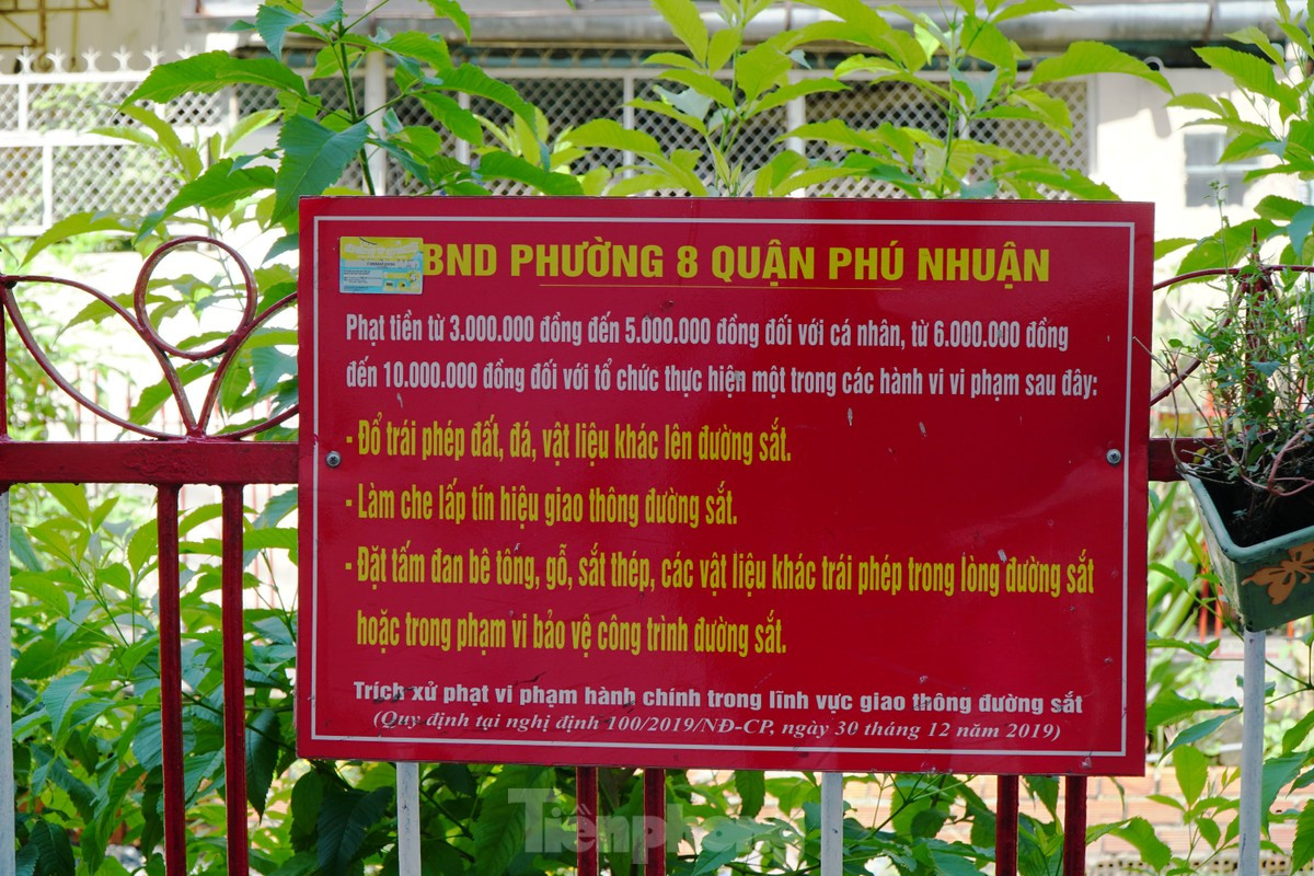 Ghi nhận tại dọc tuyến đường sắt qua địa bàn quận 3, Phú Nhuận, chính quyền địa phương đặt bảng cấm đổ rác thải, phế liệu lên đường sắt và các tấm pano tuyên truyền giữ gìn mỹ quan đô thị, nhưng tình trạng vi phạm vẫn diễn ra.