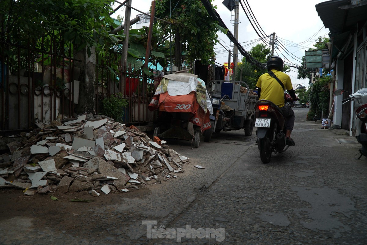 Xà bần, vật liệu xây dựng được đổ tràn lan trên đường dọc tuyến đường sắt.