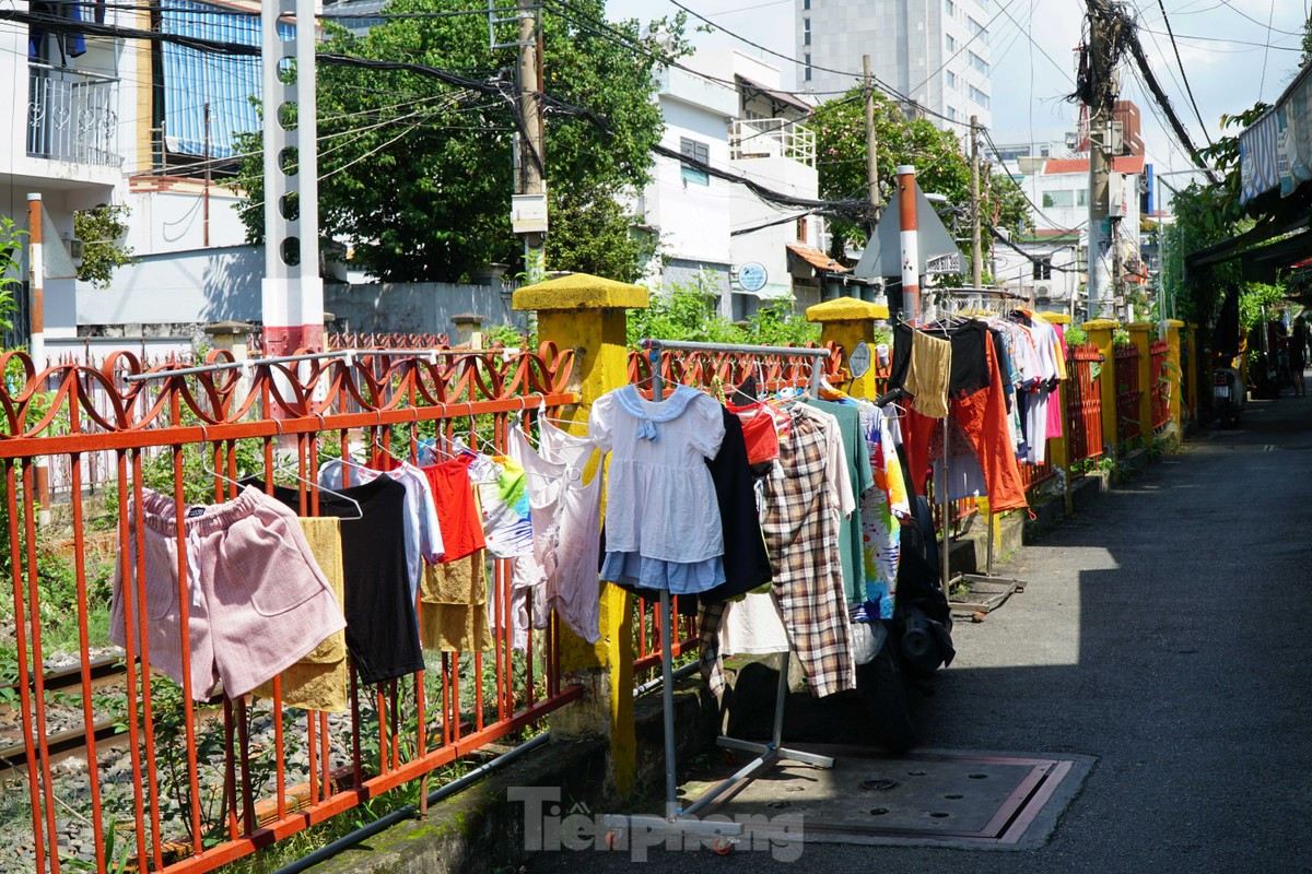 Hàng rào đường sắt bị chiếm dụng làm nơi phơi quần áo. Đây là hình ảnh dễ dàng bắt gặp ở tuyến đường sắt Bắc – Nam qua TPHCM.