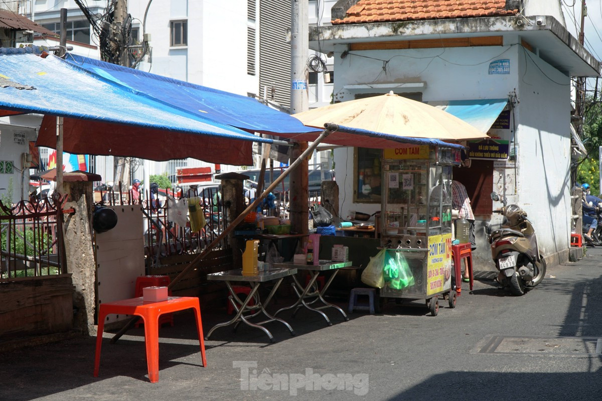 Không những vậy, hàng rào hành lang đường sắt còn là nơi bày bán hàng rong. Hàng quán mọc lên chiếm hết lối đi của người đi đường.