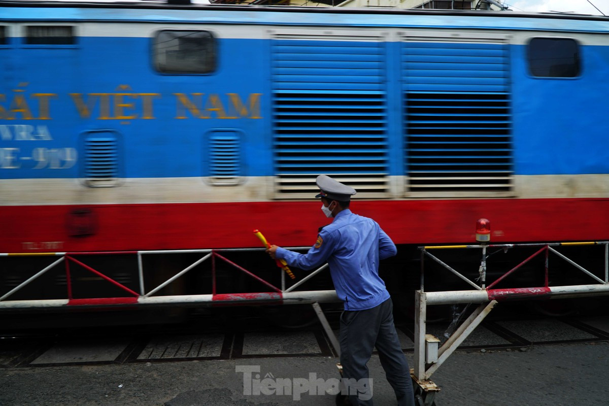 Tuyến đường sắt Bắc - Nam qua TPHCM có chiều dài khoảng 14 km, đi qua các quận 3, Phú Nhuận, Gò Vấp, Bình Thạnh và TP Thủ Đức.