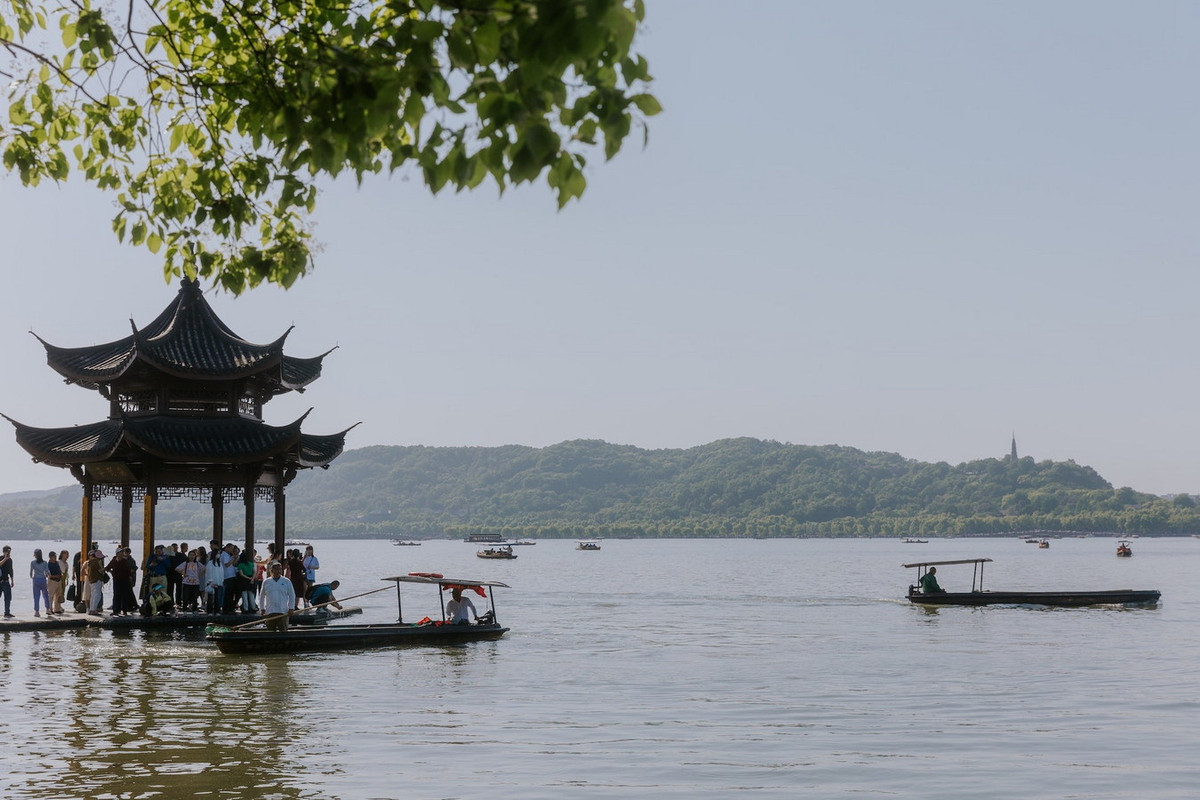 Trong văn hóa Trung Quốc, Tây Hồ được cho là sự hóa thân của Tây Thi, một trong Tứ đại mỹ nhân Trung Hoa cổ đại. Hồ nước này cũng gắn liền với tên tuổi nhiều nhà thơ, nhà triết học. Ảnh: Hk01.com.