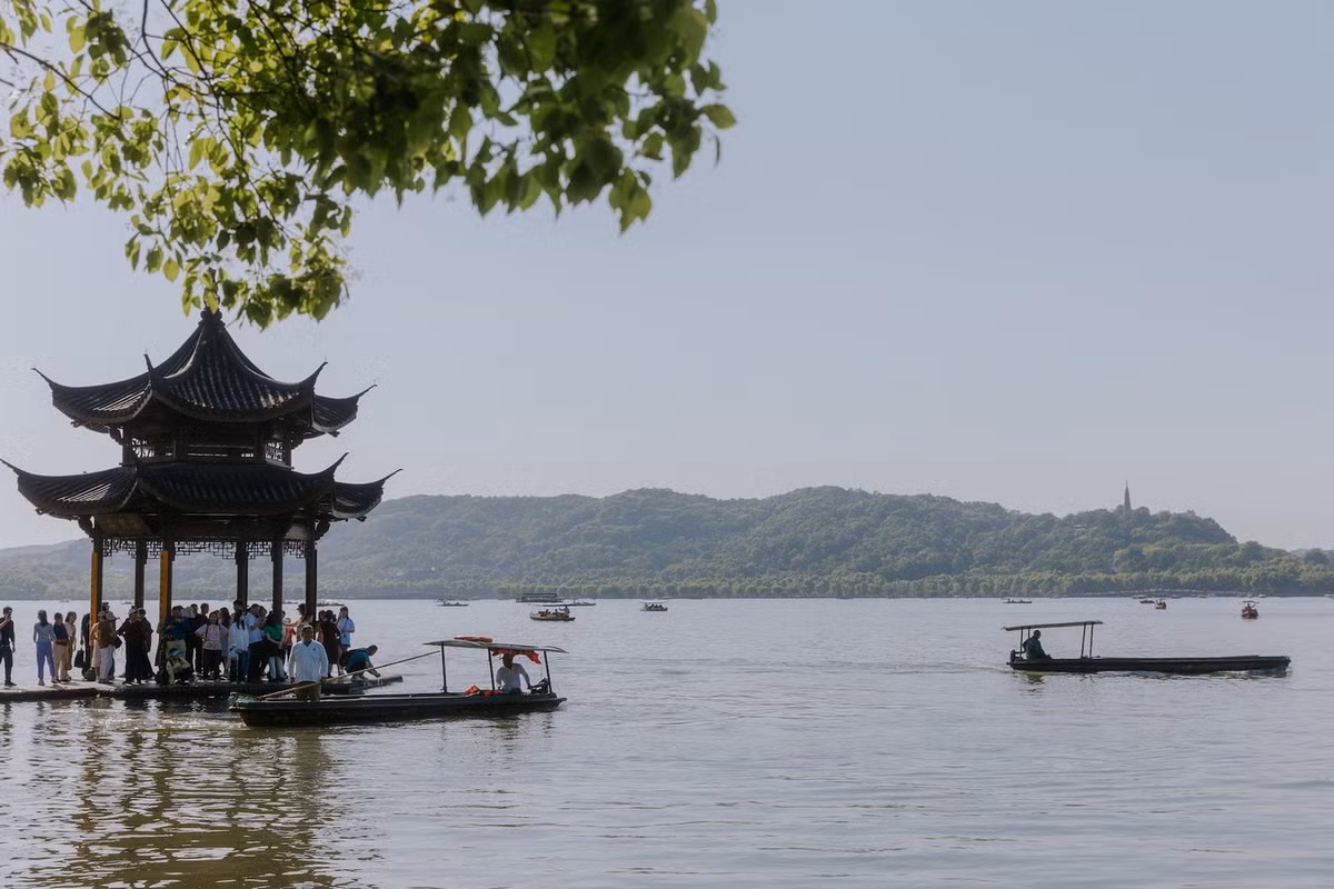 Trong văn hóa Trung Quốc, Tây Hồ được cho là sự hóa thân của Tây Thi, một trong Tứ đại mỹ nhân Trung Hoa cổ đại. Hồ nước này cũng gắn liền với tên tuổi nhiều nhà thơ, nhà triết học. Ảnh: Hk01.com.