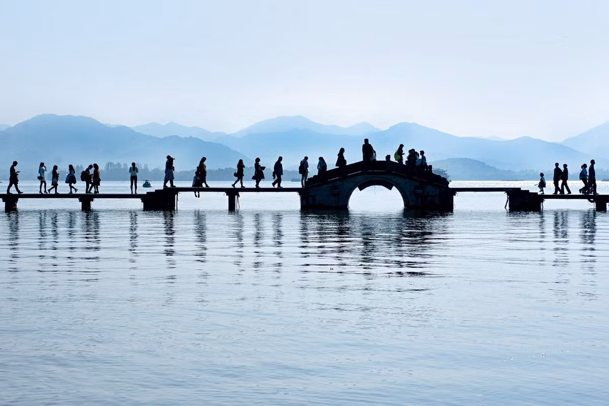 Hồ nước này đã được biết đến trong sử sách Trung Hoa từ thời cổ đại. Đến giữa thời nhà Đường, khi nhà thơ nổi tiếng Bạch Cư Dị tới Hàng Châu làm thứ sử (822-825), danh tiếng của hồ càng được nhiều người biết đến. Ảnh: Delicious.