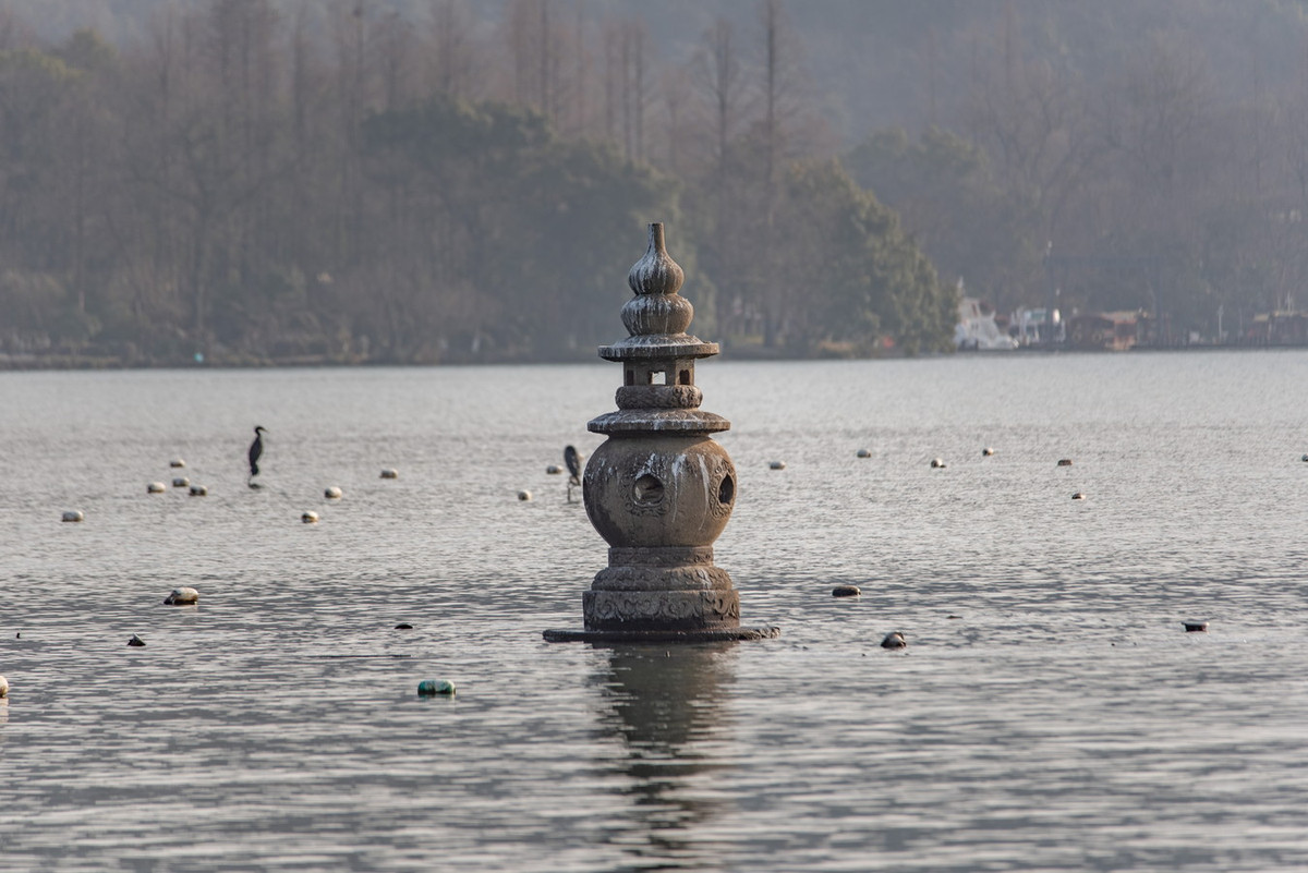 Giữa lòng hồ còn có ba Tam đàn ấn nguyệt - công trình bằng đá có vai trò canh nước trong hồ không quá cao cũng không quá cạn. Các Tam đàn ấn nguyệt được coi là hình ảnh mang tính biểu tượng của Tây Hồ Hàng Châu. Ảnh: Wikipedia.