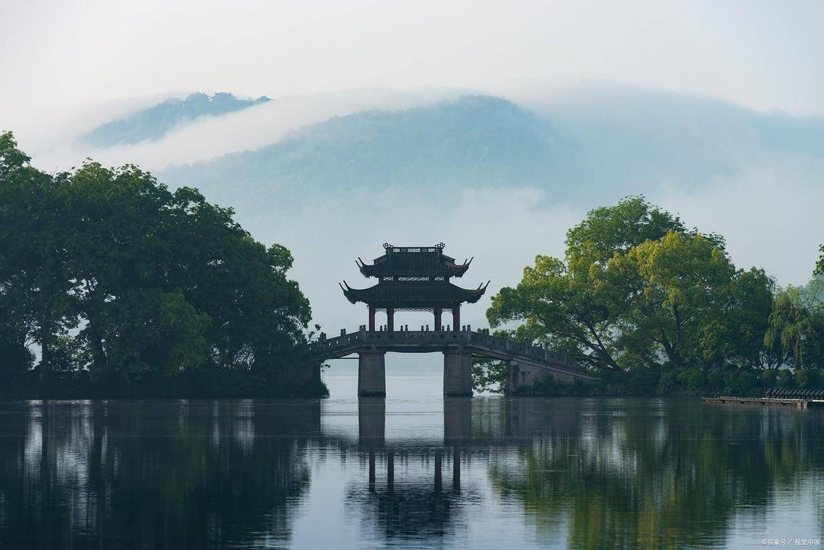 Vẻ đẹp của Tây Hồ được cô đọng qua Tây Hồ thập cảnh (Mười cảnh đẹp của Tây Hồ), mỗi phong cảnh này đều được đánh dấu bằng một cái bia với tên gọi được chính hoàng đế Càn Long nhà Thanh viết theo kiểu thư pháp. Ảnh: Sohu.