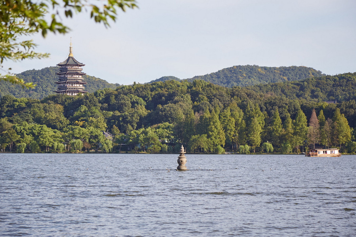 Bên cạnh Tây Hồ Thập Cảnh, nơi đây còn có nhiều địa điểm nổi tiếng khác như Nhạc Vương Miếu, Chùa Linh Ẩn, hệ thống núi, đồi và vườn bao quanh... Ảnh: Sailingstone Travel.
