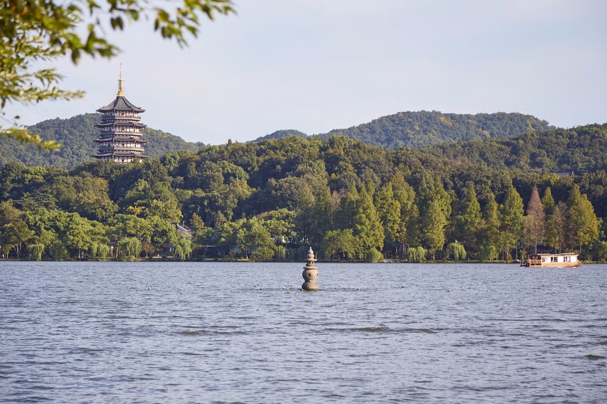 Bên cạnh Tây Hồ Thập Cảnh, nơi đây còn có nhiều địa điểm nổi tiếng khác như Nhạc Vương Miếu, Chùa Linh Ẩn, hệ thống núi, đồi và vườn bao quanh... Ảnh: Sailingstone Travel.