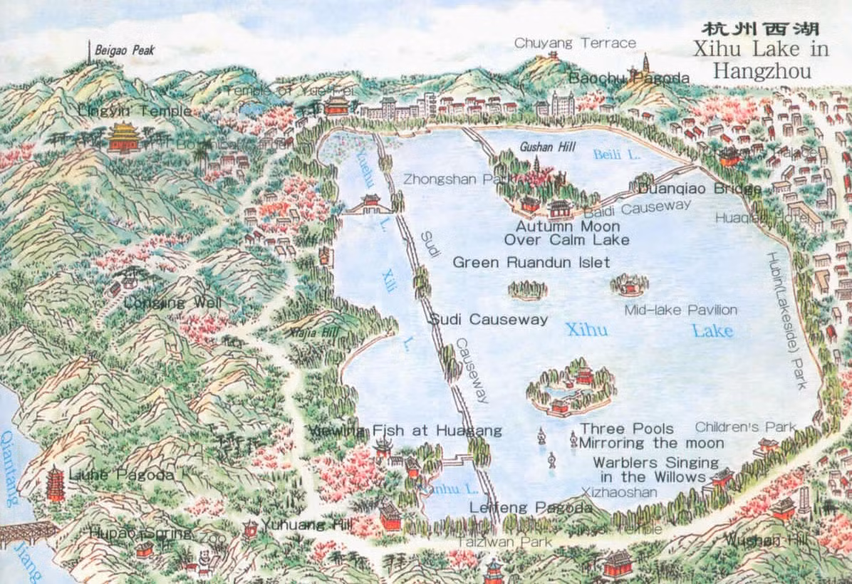 Ngày nay, diện tích của khu vực hồ khoảng 6,3 km², trong đó phần diện tích chứa nước khoảng 5,66 km². Hồ được chia ra 3 phần bởi ba con đê ngăn là đê Tô, đê Bạch và đê Dương Công. Ảnh: China Expedition Tours.