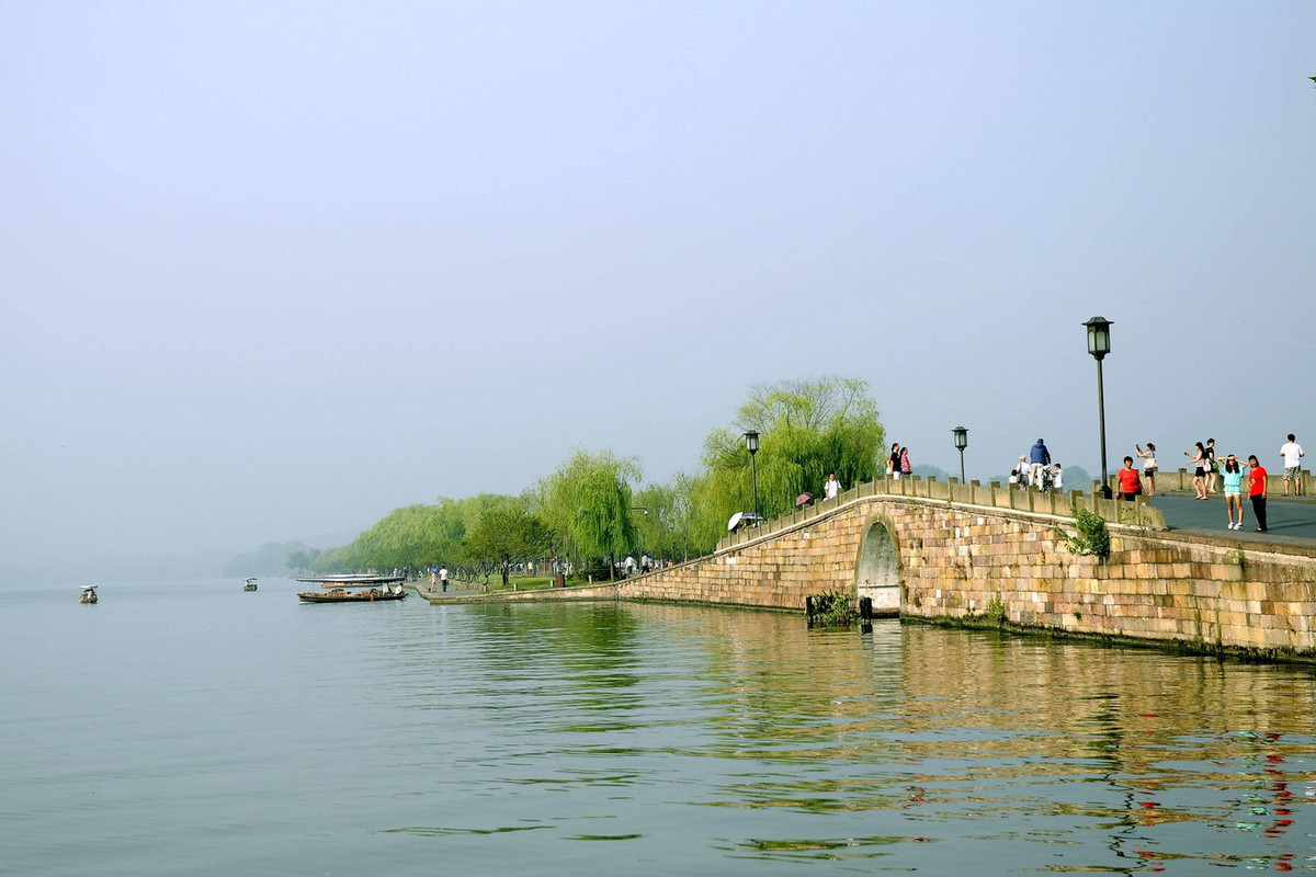 Bạch Cư Dị đã cho cải tạo Tây Hồ Hàng Châu, biến nơi này thành một công trình thủy lợi hữu ích và một phong cảnh đẹp với việc đắp thêm một con đê, được gọi là đê Bạch. Ảnh: Rmh.pdnews.cn.
