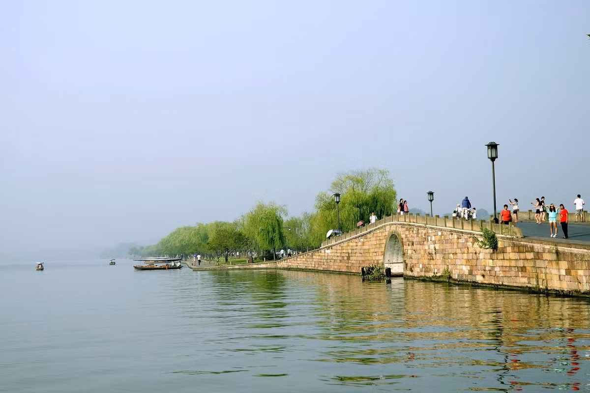 Bạch Cư Dị đã cho cải tạo Tây Hồ Hàng Châu, biến nơi này thành một công trình thủy lợi hữu ích và một phong cảnh đẹp với việc đắp thêm một con đê, được gọi là đê Bạch. Ảnh: Rmh.pdnews.cn.