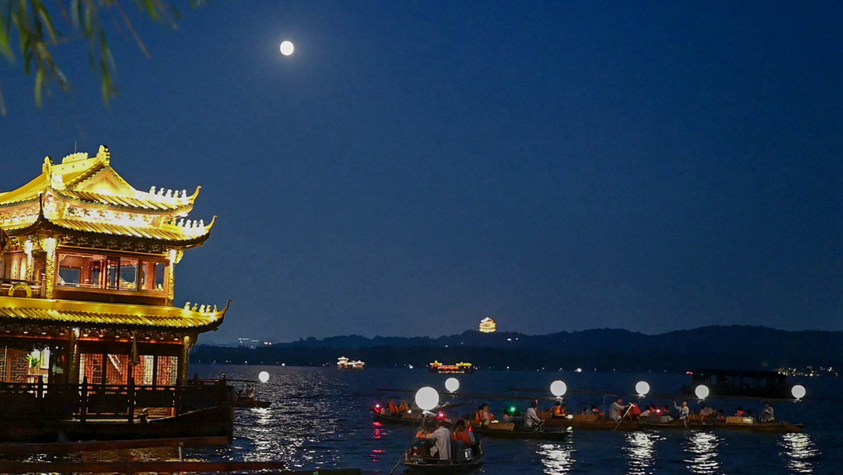 ...Nam Bình vãn chung (Chuông chiều ở núi Nam Bình); Bình hồ thu nguyệt (Trăng mùa thu trên hồ yên bình); Lôi Phong tịch chiếu ([Tháp] Lôi Phong trong ánh sáng buổi chiều)... Ảnh: Photo.zjol.com.cn.