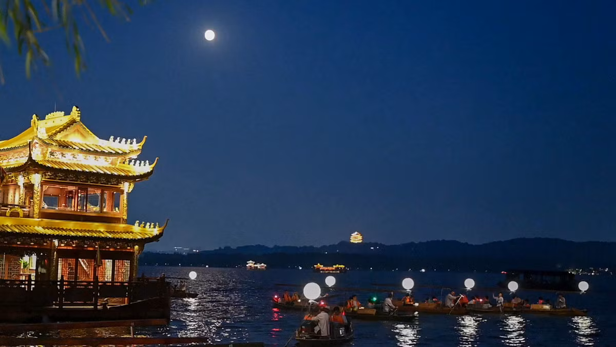 ...Nam Bình vãn chung (Chuông chiều ở núi Nam Bình); Bình hồ thu nguyệt (Trăng mùa thu trên hồ yên bình); Lôi Phong tịch chiếu ([Tháp] Lôi Phong trong ánh sáng buổi chiều)... Ảnh: Photo.zjol.com.cn.