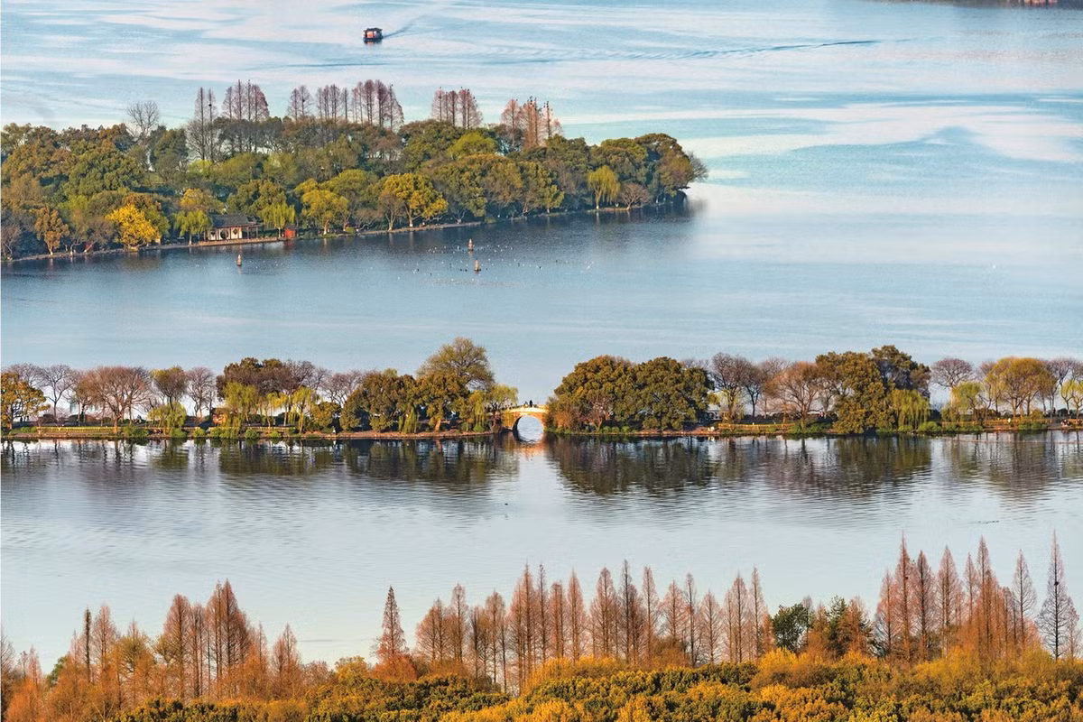 Khoảng 200 năm sau, dưới thời nhà Tống, một nhà thơ lớn khác là Tô Đông Pha cũng đã đến Hàng Châu làm thứ sử. Ông ra lệnh nạo vét, cải tạo hồ và đắp thêm một con đê khắc theo kiểu của đê Bạch, nhưng rộng hơn và dài gấp gần ba lần. Ảnh: Fx361.com.