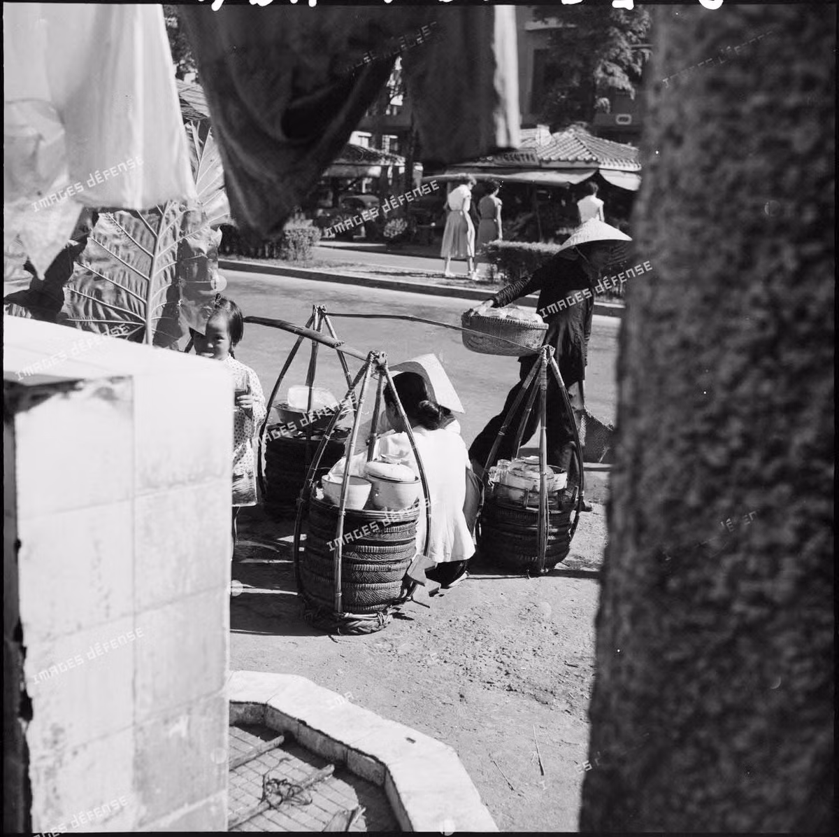 Người bán rong hành nghề trên đại lộ Charner, nay là đường Nguyễn Huệ.