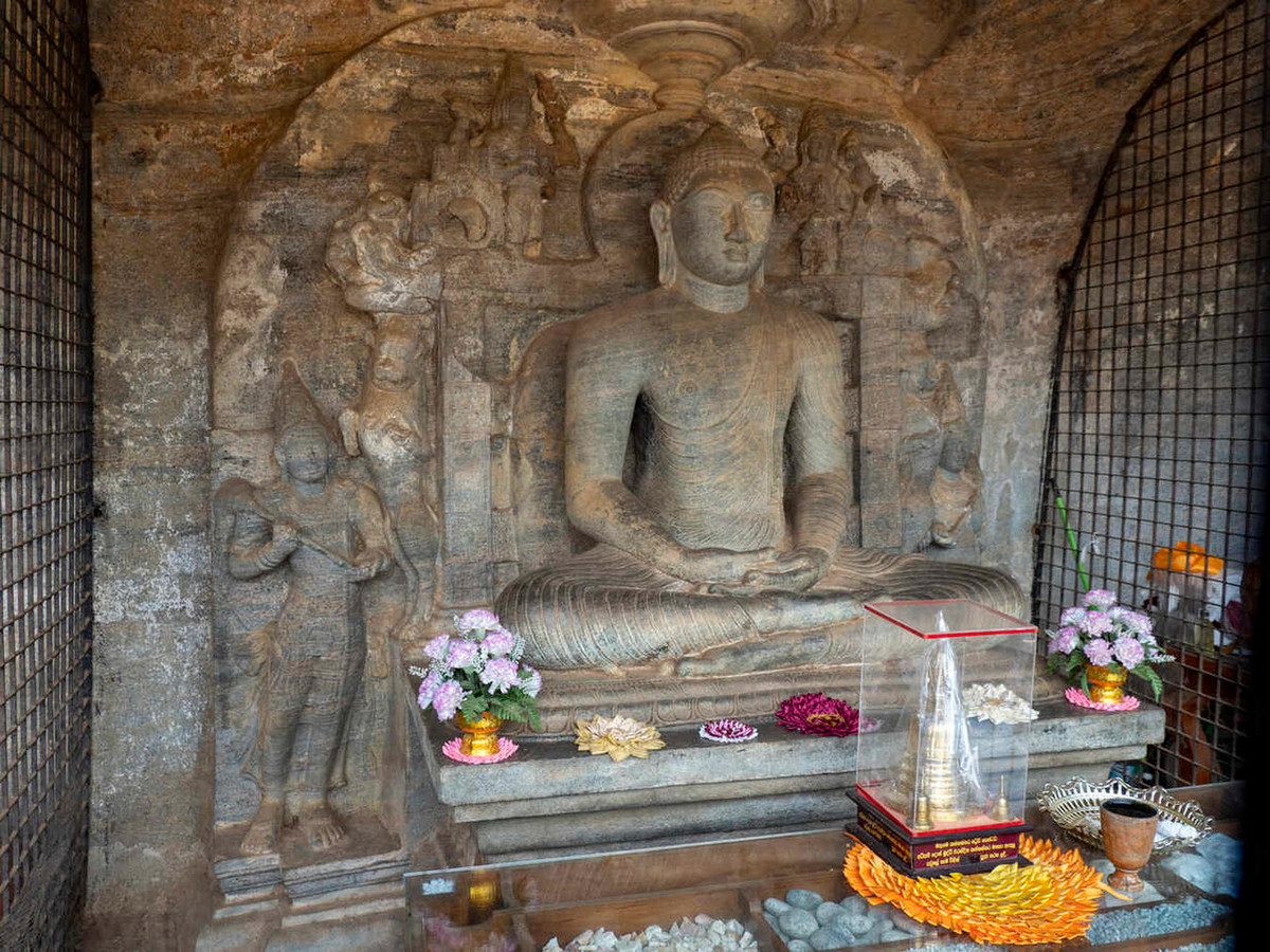 Bên trên bức tượng là một mái vòm tượng trưng cho bầu trời với hình các vị Bồ Tát đang đảnh lễ, xung quanh là các biểu tượng của Phật giáo Tiểu thừa như các viên kim cương, hoa sen đôi và ngọn lửa thần. Ảnh: Westend61.