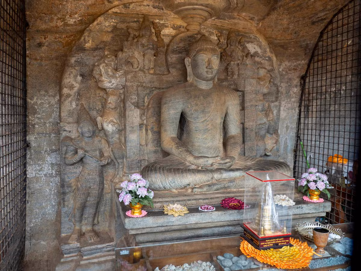 Bên trên bức tượng là một mái vòm tượng trưng cho bầu trời với hình các vị Bồ Tát đang đảnh lễ, xung quanh là các biểu tượng của Phật giáo Tiểu thừa như các viên kim cương, hoa sen đôi và ngọn lửa thần. Ảnh: Westend61.