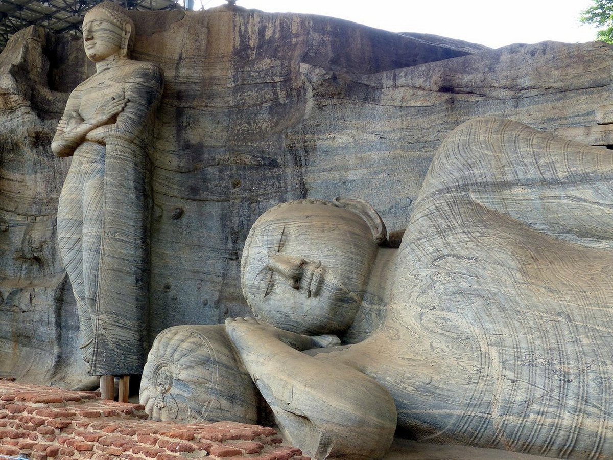 Cạnh tượng Phật đứng, động Nipanna Patima là nơi tọa lạc của tượng Phật nằm. Đây là pho tượng Phật nhập Đại Bát Niết Bàn lớn nhất ở Sri Lanka cũng như Đông Nam Á. Ảnh: Tripadvisor.