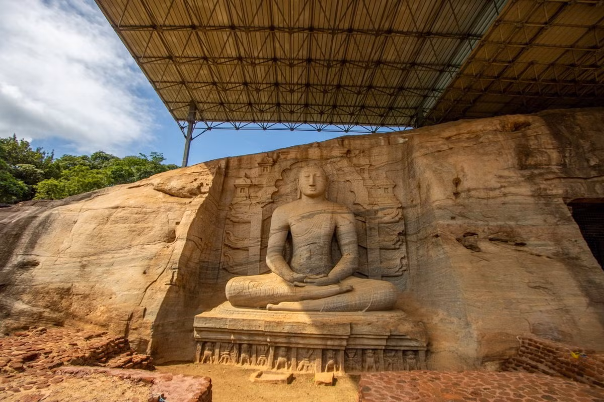 Kế tiếp, ở động Nissina Patima Lena cũng có một pho tượng Phật ngồi lớn gấp bốn lần, miêu tả Đức Phật đang tọa thiền trên đỉnh Linh Thứu. Ảnh: The Flippertyhoblets.