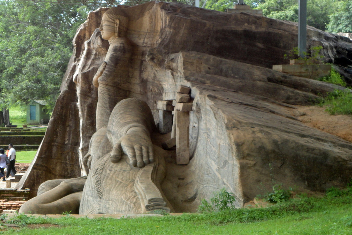 Những gì còn lại của công trình này là bốn pho tượng Phật được tạo hình ở các thế ngồi, đứng, nằm bằng cách tạc sâu vào một vách đá lớn. Ảnh: Wikipedia.