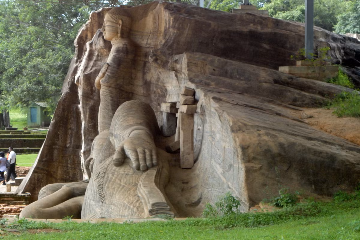 Những gì còn lại của công trình này là bốn pho tượng Phật được tạo hình ở các thế ngồi, đứng, nằm bằng cách tạc sâu vào một vách đá lớn. Ảnh: Wikipedia.