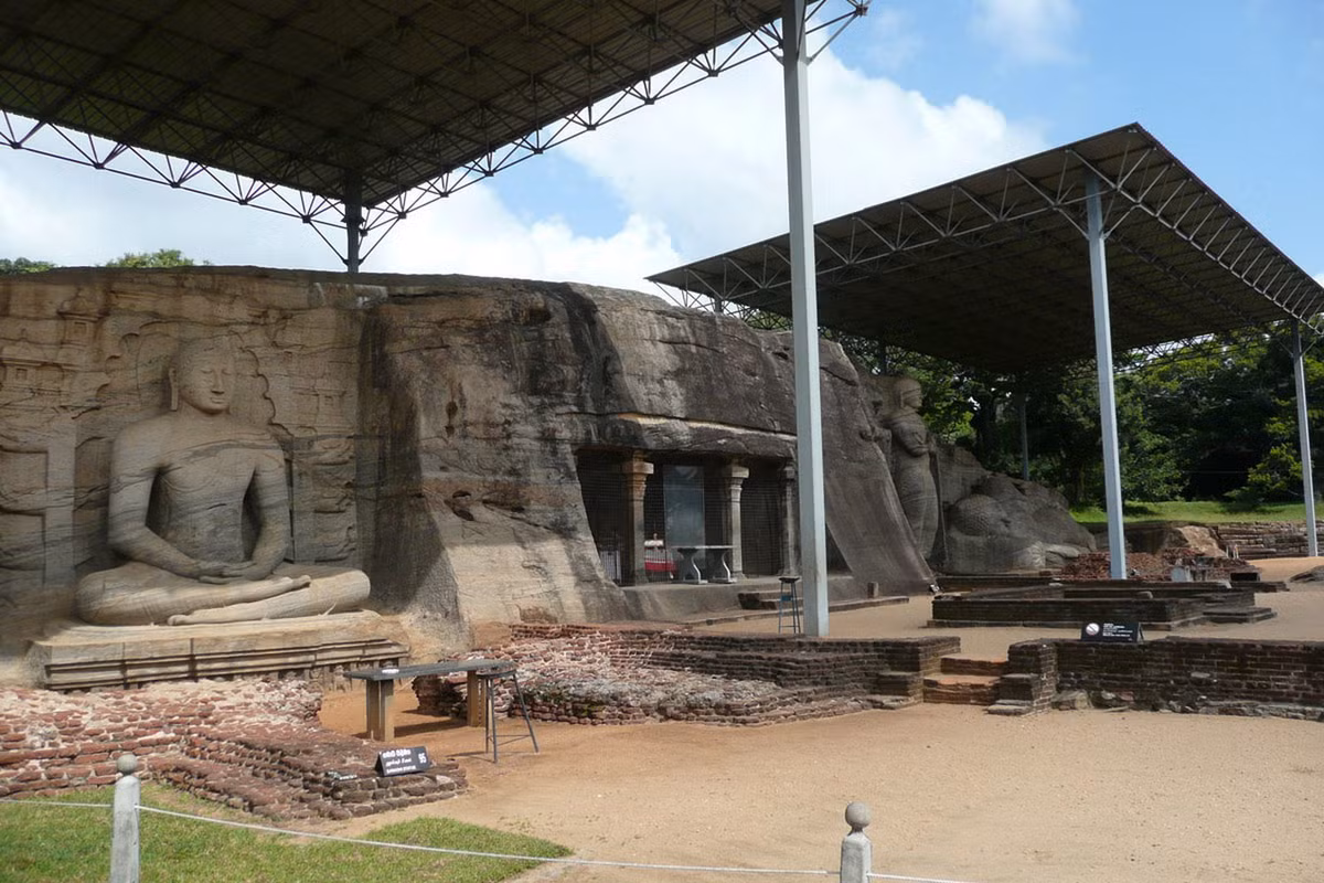 Còn có tên gọi là đền đá, Gal Viharaya vốn là một phần của một tự viện được Parakramabahu Đại đế (1153-1186) của vương quốc Tích Lan cho xây dựng trong thời kỳ trị vì của mình. Ảnh: Miracle Island.