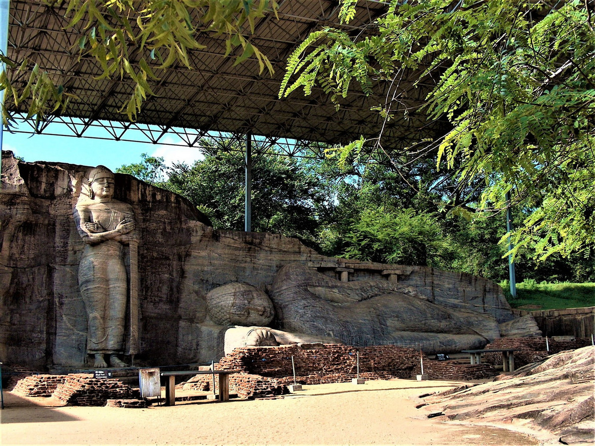 Trải qua 1.000 năm dưới tác động của thiên nhiên, quần thể tượng vẫn được bảo tồn nguyên vẹn. Di tích này là minh chứng điển hình nhất cho nghệ thuật chạm khắc đá của các nghệ nhân Tích Lan xưa. Ảnh: Пикабу.