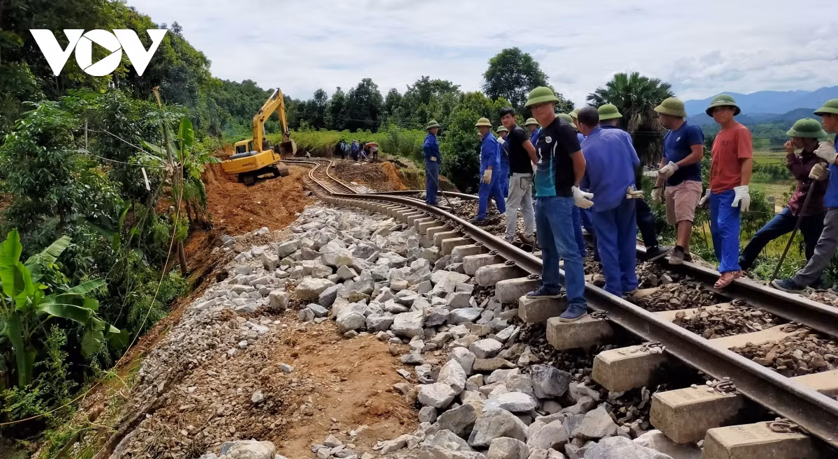 Khan truong khac phuc sat lo, khoi phuc tuyen duong sat Ha Noi - Lao Cai