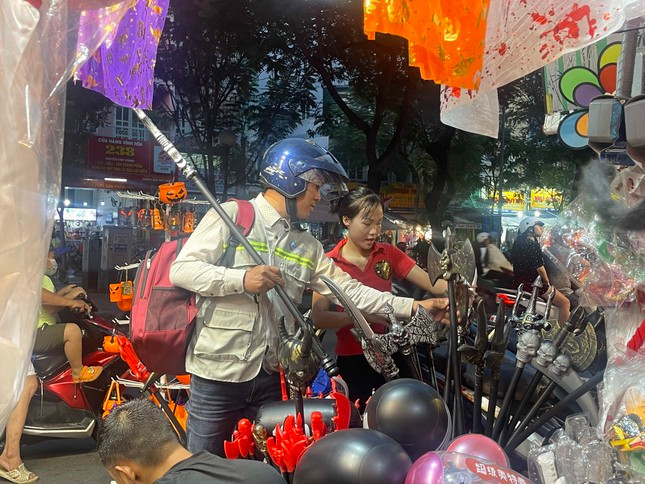 Chị Thảo Chi (35 tuổi), chủ một cửa hàng bán sản phẩm Halloween trên đường Hải Thượng Lãn Ông, chia sẻ thêm: “Theo tôi nghĩ, một phần là do nền kinh tế chưa phục hồi nên hiện tại mọi người phải cân nhắc rất nhiều. Đối với người buôn bán như tôi thì lại khá lo lắng vì chi phí nhập hàng năm nay tăng khoảng 10% so với các năm trước nhưng sức mua lại kém hơn rất nhiều”.