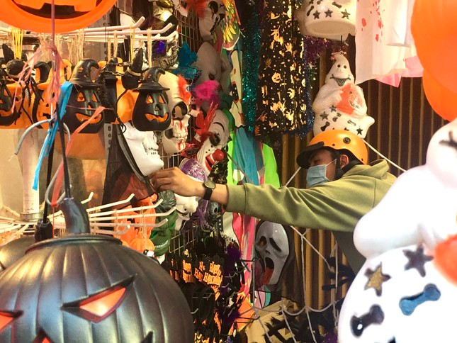 Theo anh Lưu Chí Dũng (47 tuổi) chủ cửa hàng trên đường Hải Thượng Lãn Ông (Q. 5), khách hàng tìm đến con phố chủ yếu là bạn trẻ và các em nhỏ được ba mẹ đưa đi sắm đồ. Giới trẻ thường mua những món đồ mang tính kinh dị, nhưng vẫn phải đẹp và lạ mắt.