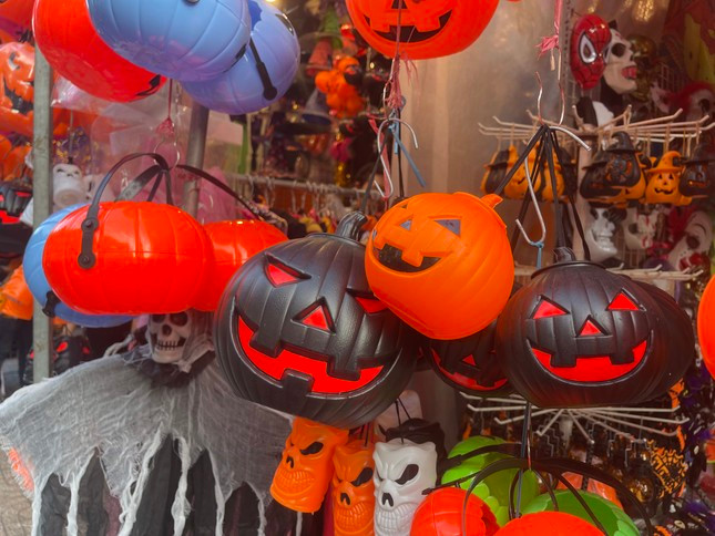 Những phụ kiện trang trí tại cửa hàng như lồng đèn, dây giăng Halloween, mạng nhện, bí ngô... giá khá rẻ, khoảng 100.000 đồng/bộ. Chỉ duy các trang phục hóa trang cho cả trẻ em và người lớn sẽ có giá nhỉnh hơn, từ 500.000 - 1,5 triệu đồng/bộ… Các mô hình xác sống được thiết kế cầu kỳ hơn, có hệ thống điện, tạo cử động và âm thanh có giá từ 1 đến 4 triệu đồng/bộ.