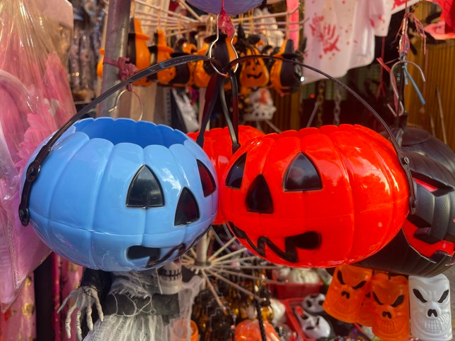 Bùi Thị Thanh An (trường ĐH KHXH&amp;NV, ĐHQG TP. HCM) đã mua một quả bí với giá 70.000 đồng tại phố Hải Thượng Lãn Ông về trang trí cho hay: “Mình đang muốn chụp một bộ ảnh Halloween. Các sản phẩm ở đây đều rất đẹp nên mình đã rất đắn đo để chọn lựa".