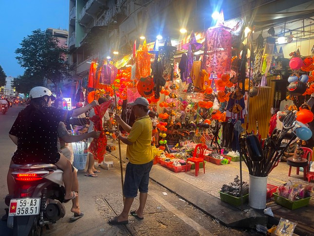 Những sản phẩm Halloween năm nay khá phong phú. Các mặt hàng ma quái, kinh dị được bạn trẻ ưa chuộng.