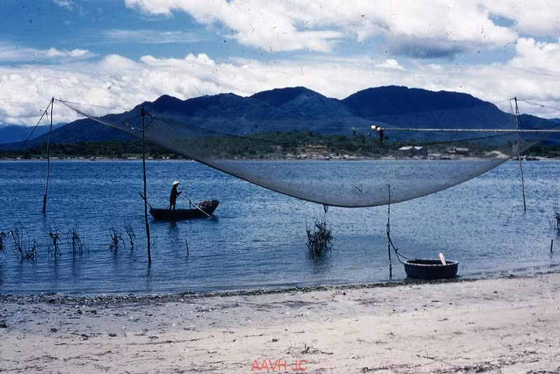 Lưới đánh cá của ngư dân ở bãi biển Mỹ Ca, Cam Ranh.