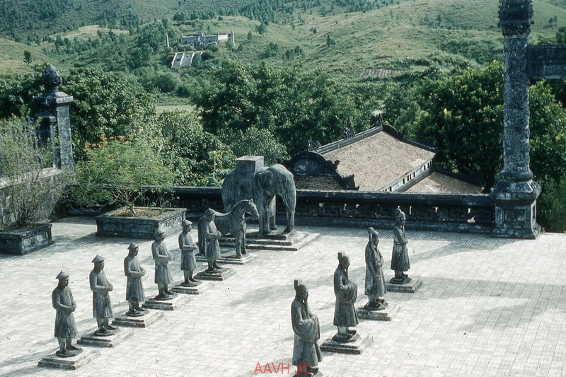 Trên sân lăng vua Khải Định ở Huế.