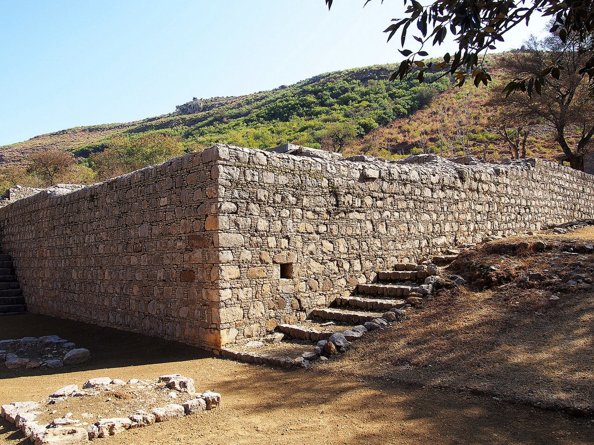 Do nằm ở vị trí chiến lược là điểm giao lưu quan trọng giữa Ấn Độ, Tây Á, và Trung Á, sau thời kỳ Ashoka, Taxila đã nhiều lần đổi chủ vì các vương quốc hùng mạnh đều muốn kiểm soát khu vực này. Ảnh: Cameron Woodworth's Flickr.