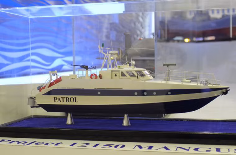 Tàu tuần tra cao tốc Project 12150 Mangust có lượng giãn nước 27,2 tấn, trang bị hỏa lực hạng nhẹ súng máy 14,5mm.