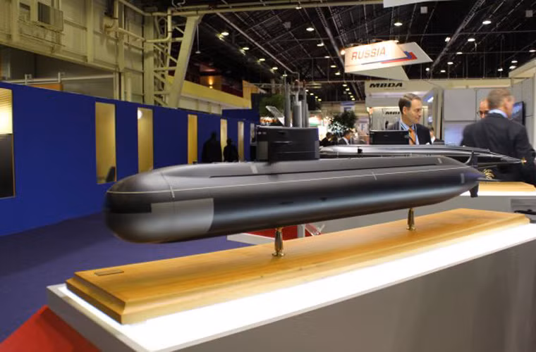 Các nhà đóng tàu Nga giới thiệu tại Euronaval 2014 2 lớp tàu ngầm: tàu ngầm động cơ diesel-điện Project 677E Amur-1650 và tàu ngầm cỡ nhỏ Piranha/Piranha-T. Trong đó, Amur-1650 có lượng giãn nước khoảng 1.650 tấn, trang bị động cơ đẩy AIP, tên lửa hành trình chống tàu Klub-S.